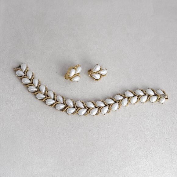 Vintage Crown Trifari Faux Pearl Bracelet Clip On Earrings Set Gold Tone - Picture 2 of 11